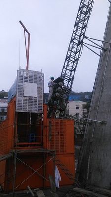 お買い得 35m/min 建設現場 ハイスト Q345B 鉄 臨時建設エレベーター オンライン