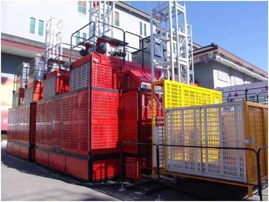 SC200 建材 ハイスト/VFD制御付き建築エレベーター/ホットディプで電圧されたマストとバスバーハイスト付きケージ
