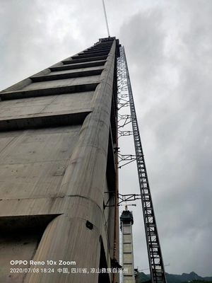 斜面マスト 500m 煙突の建設のための建設現場の吊り上げ