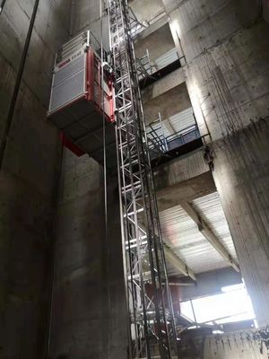 建設 500m 96m / Min 乗客と材料のリフター ビーベルヒッチアルギュレーションギアボックス 重荷の高さリフター